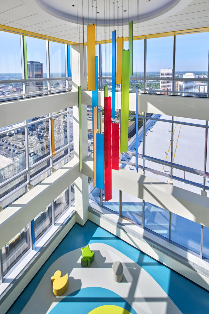 The geometric desk thoughtfully complements the blue in the hospital’s branding, and creates a lively atmosphere from the moment of entry. 