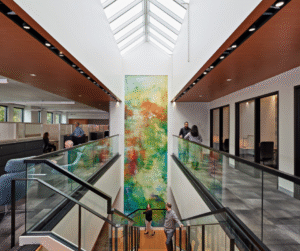A thoughtfully positioned skylight above the central stair floods the San Mateo Medical Center Administration Building with natural light and uplifts the workspace. The stair is purposefully designed to spark serendipitous meetups and encourage employees to move, connect, and share space.