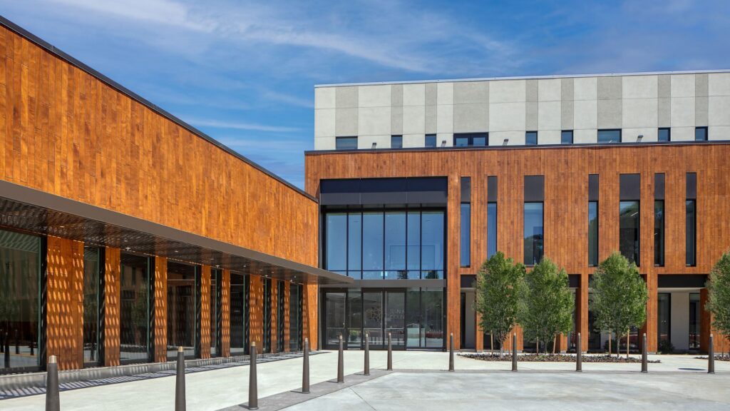 The exterior of the Link Building at San Mateo Medical Center uses composite wood paneling creating an embrace around the drop-off plaza to highlight the entry. The long, linear windows in a rhythmic pattern accentuate the facade of the facility, mimicking nature and evoking a sense of wellness.