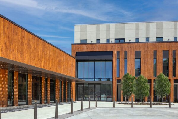The exterior of the Link Building at San Mateo Medical Center uses composite wood paneling creating an embrace around the drop-off plaza to highlight the entry. The long, linear windows in a rhythmic pattern accentuate the facade of the facility, mimicking nature and evoking a sense of wellness.