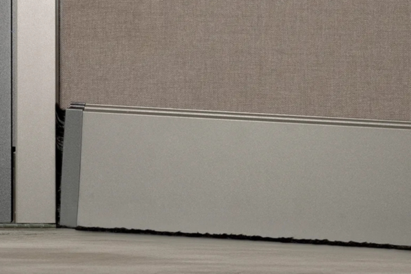 For outdoor roller shade applications where uneven surfaces can create gaps, Draper’s Align Bar provides a self-adjusting solution designed for FlexShade ZIP systems.